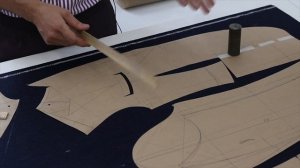 Как правильно раскроить костюм из ткани в полоску.