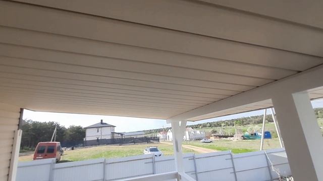 Обзор пристроенной к дому террасы под крышей