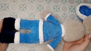 Зайчик в костюме Санты из плюшевой пряжи