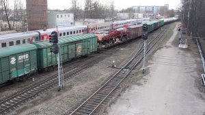 Перевозка трактора и крытые вагоны, грузовой поезд на Псков-Пассажирском