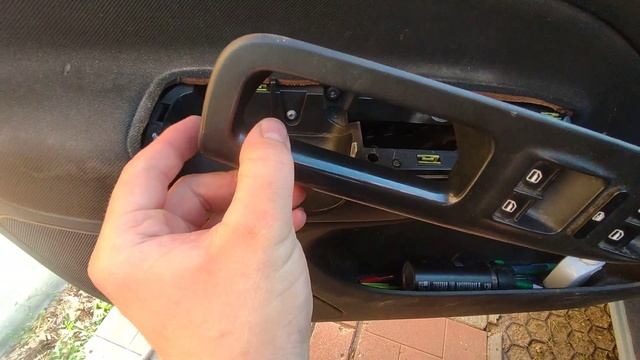 Снятие водительской дверной карты Skoda Octavia A5 смотреть онлайн