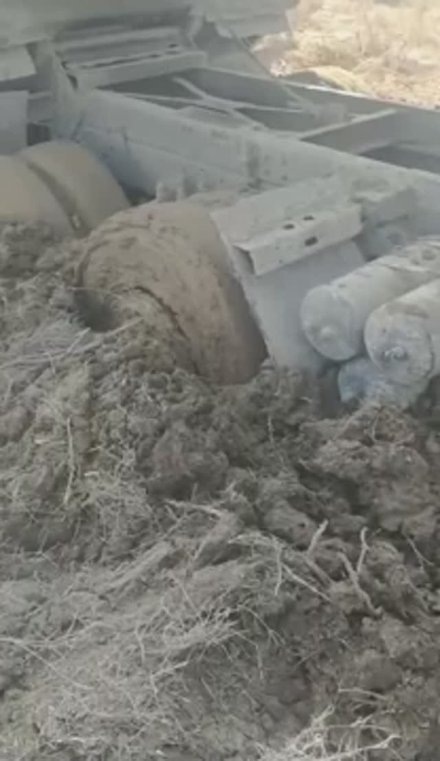 Засадили КАМАЗ по самые мосты. Трактор не помог! смотреть онлайн