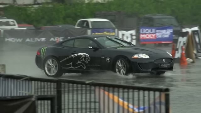 Drifting a Jaguar XK-R смотреть онлайн