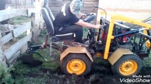 Минитрактор, пахота одним плугом.