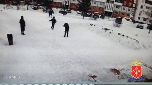 В Кемерове полицейские задержали злоумышленника, который распылил газовый баллончик в лицо местному