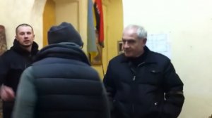 2014.03.15. Кернес ведет переговоры со стрелявшими в харькове боевиками. Жмет руку бандеровцам.