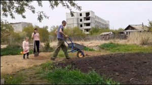 225/Отсыпаем огород глиной/Готовим пол к заливки бетоном в бане