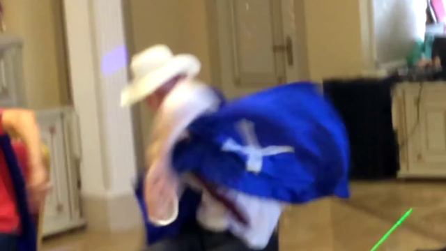 Все танцуют локтями! смотреть онлайн