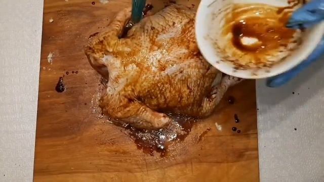 Курица запеченная целиком с чесноком, зеленью и сливочным маслом под медовой корочкой с яблоками!