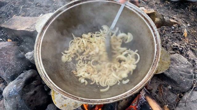 Кролик в сметане! Просто и вкусно! Кролик в казане на природе! karelskii готовит! смотреть онлайн