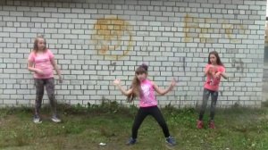 мокрая девочка танцует