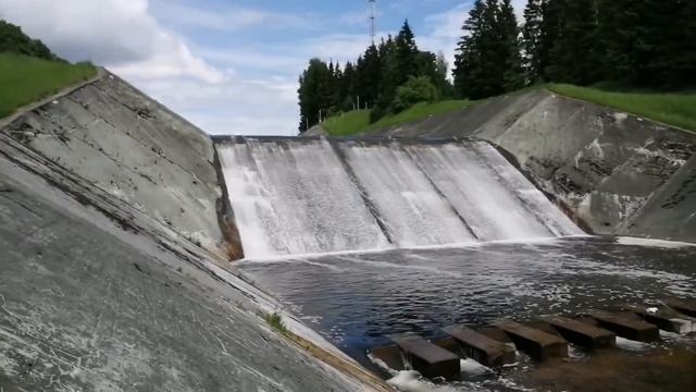 Водосброс воды через плотину...Истринское водохранилище...