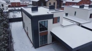 Комбинированный фасад из фиброцементного сайдинга Cedral и композитных панелей.