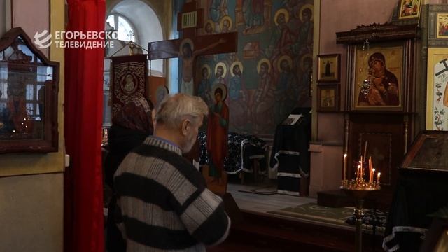 В Знаменском храме деревни Алешино совершили освящение памятной доски в честь священомучеников смотреть онлайн