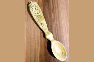 Вырезаем ложку с белочкой. Интересная идея, простая техника