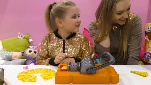 Воруем Сыр Из Ловушки ЧЕЛЛЕНДЖ / КТО ПЕРВЫЙ ПОЛУЧИТ ПО РУКАМ?! / Mouse Trap The Game For Kids смотреть онлайн