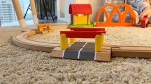 РОМА ИГРАЕТ в деревянную железную дорогу. ПРОБКА на железнодорожном переезде. ЕДЕТ ПОЕЗД