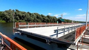 Развод наплавного моста Коломна - Бобренёво и проход прогулочного катера и баржи река Москва⚓?