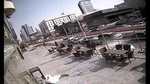 На человека упало стекло
