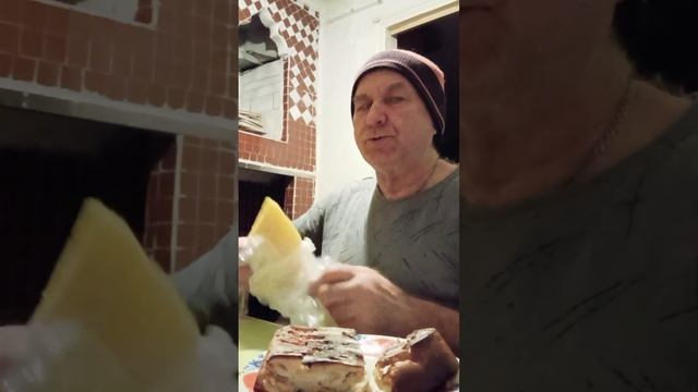 На поздний вечер ем шарлотку с яблоками и пью зелёный чай. смотреть онлайн