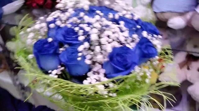 Букет из синих роз и гипсофилы смотреть онлайн