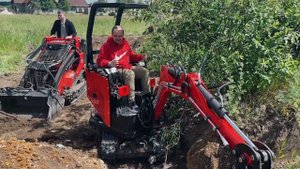 Мини-экскаватор RED Rhino и мини-погрузчик RED BUG в работе. Работа в паре.