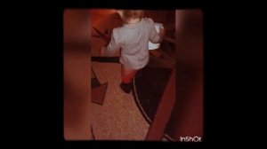 Малышка пытается одеть памперс))))