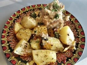 Кролик тушеный в сметане  Картошка на гарнир!