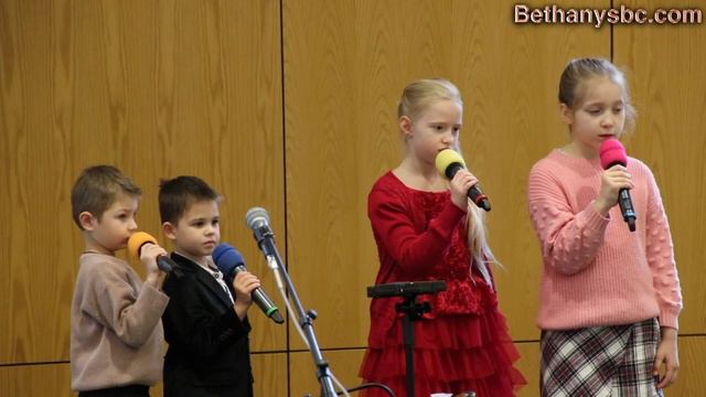 К яслям бедным прибежали пастухи - Пение смотреть онлайн