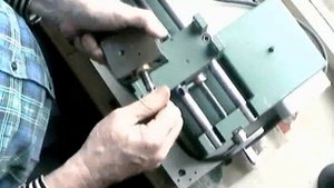 Токарный станок Универсал 2  Снятие поперечных салазок