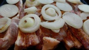 Запеченное мясо на косточке под шубой