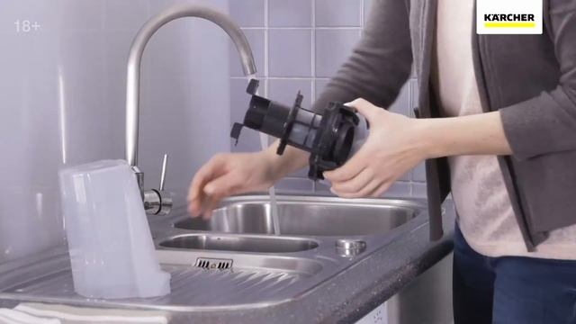 Как чистить емкость для сбора грязной воды аппарата для влажной уборки пола FC5 смотреть онлайн