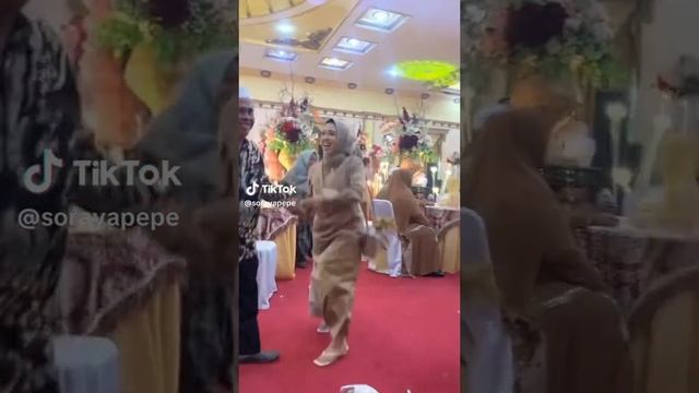 Wanita Berjilbab Lucu Joget - Merasa Jadi ABG - Acara Kondangan Hari Minggu