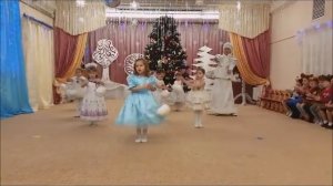 " ТАНЕЦ  СО СНЕЖНЫМИ КОМОЧКАМИ" муз. В. Шестаковой, сл. Е. Шураховой   Младшая группа Новый 2015 го