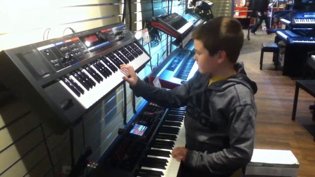 Liam Synth Guitar Center смотреть онлайн
