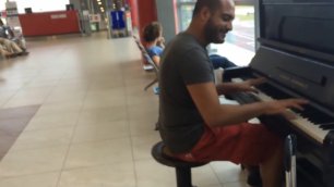 Крутой пианист в аэропорту