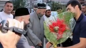 Хочи мирзо  дар бораи гох намоз мехондан гох намехонад