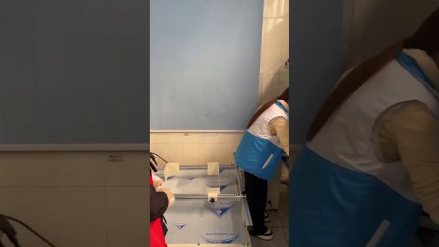 Как выглядит небольшая фабрика по производству защитных стекол на юге Китая. смотреть онлайн