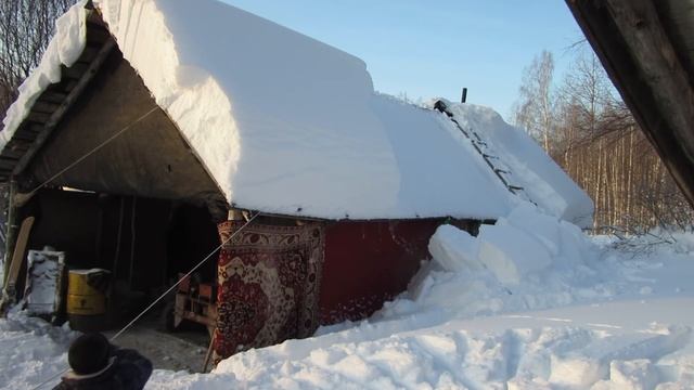 Лёгкий способ отчистить крышу от снега с помощью верёвки))) смотреть онлайн