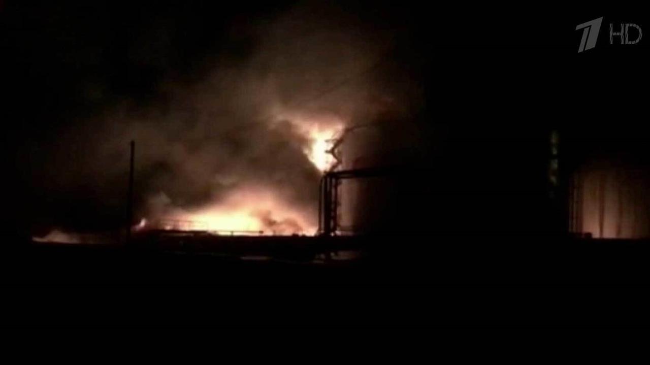 В Югре пожарные уже почти сутки борются с крупным возгоранием на нефтеперерабатывающей станции