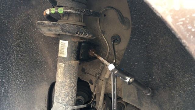 Замена стойки стабилизатора LEMFÖRDER 2677401 на VW CADDY 1.6 TDI смотреть онлайн