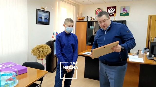 Сергей Демидов встретился с Иваном Павлиновым, спасшим из пожара трёх младших братьев смотреть онлайн