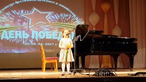 Научила на ромашке меня бабушка гадать
