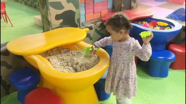 ДЕТСКИЙ ПАРК развлечений с шариками и машинками Глория играет с братикам на детской площадке смотреть онлайн