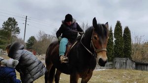 Польша. Дети катаются на лошади