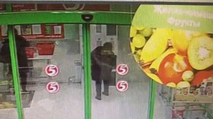 Женщина совершает кражу в магазине Пятерочка