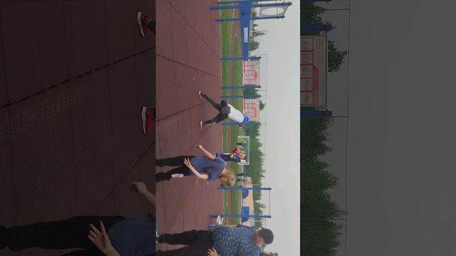 Мальчишкам очень хочется , врезать но не как не получается🤷 смотреть онлайн