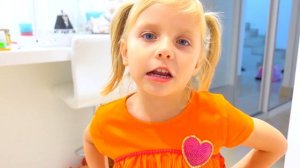 Девочка играет с животными - сборник историй для детей