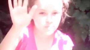 Шок!!! Девочка ест песок