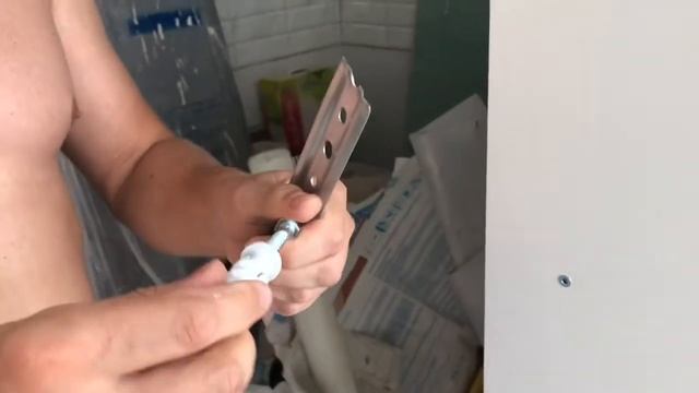 Как повесить шкафы на кухне на газобетон и кирпичную стену